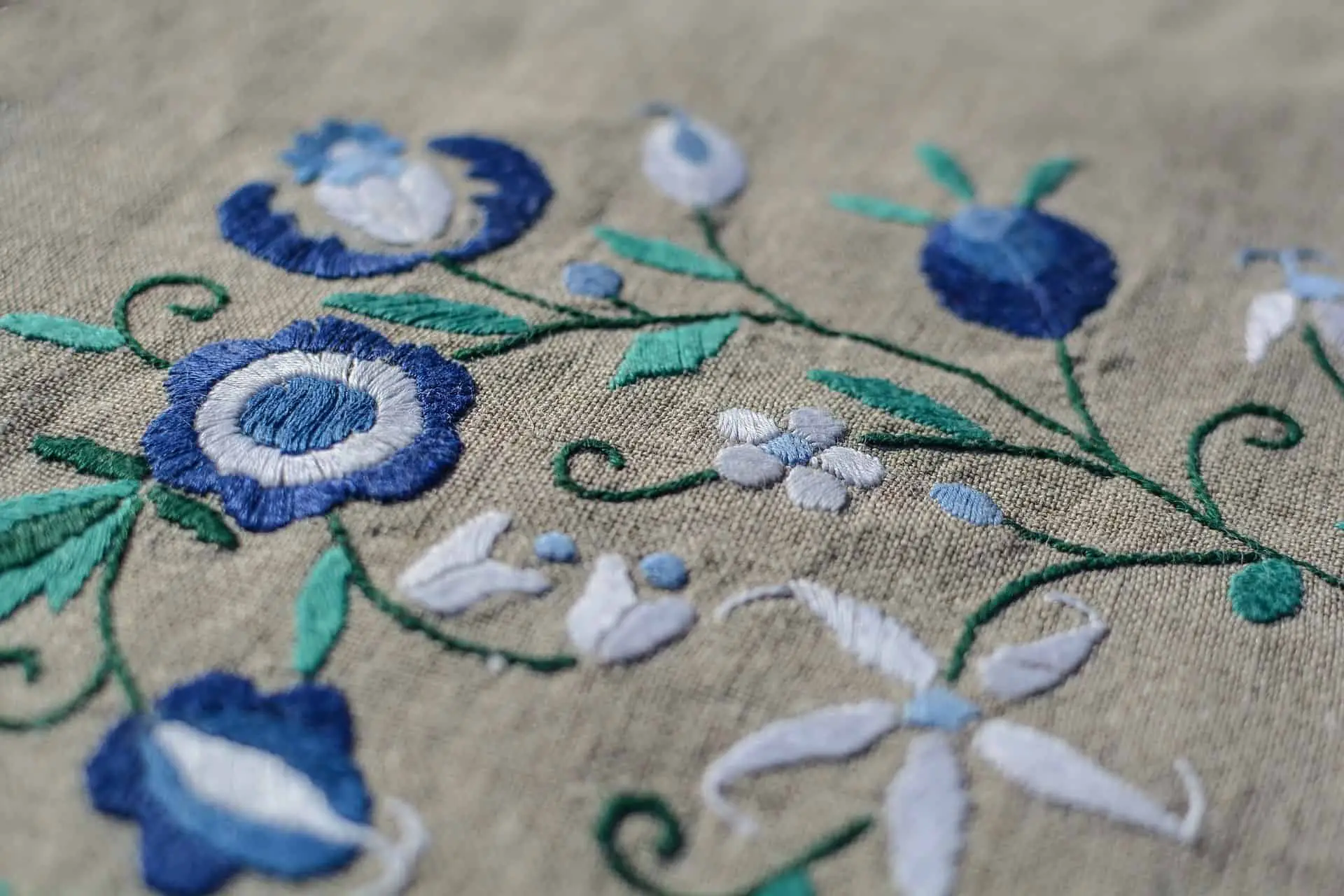 embroidery machine vs sewing machine
