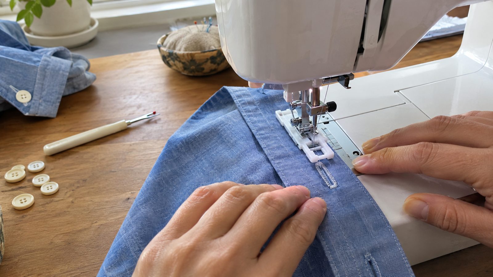 How to Sew a Buttonhole With a Sewing Machine