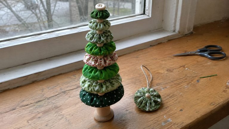 How to Make a Fabric Yo-Yo Christmas Tree (Tabletop or Ornament)
