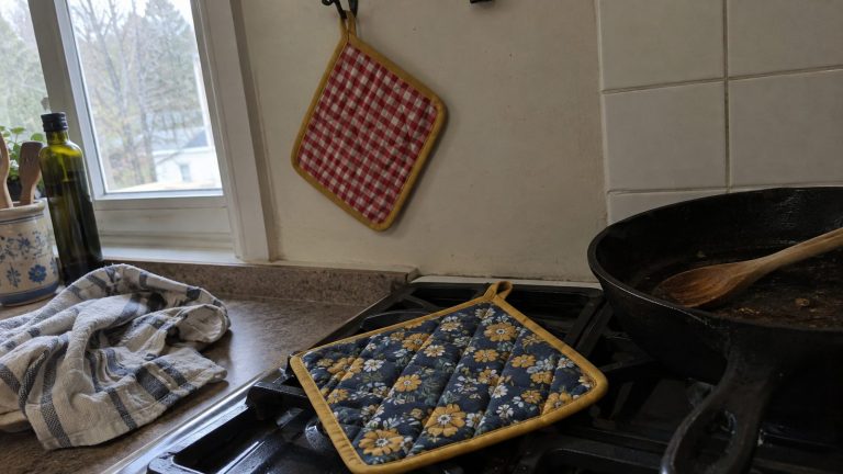 How to Sew Quilted Pot Holders With Insul-Bright and Binding